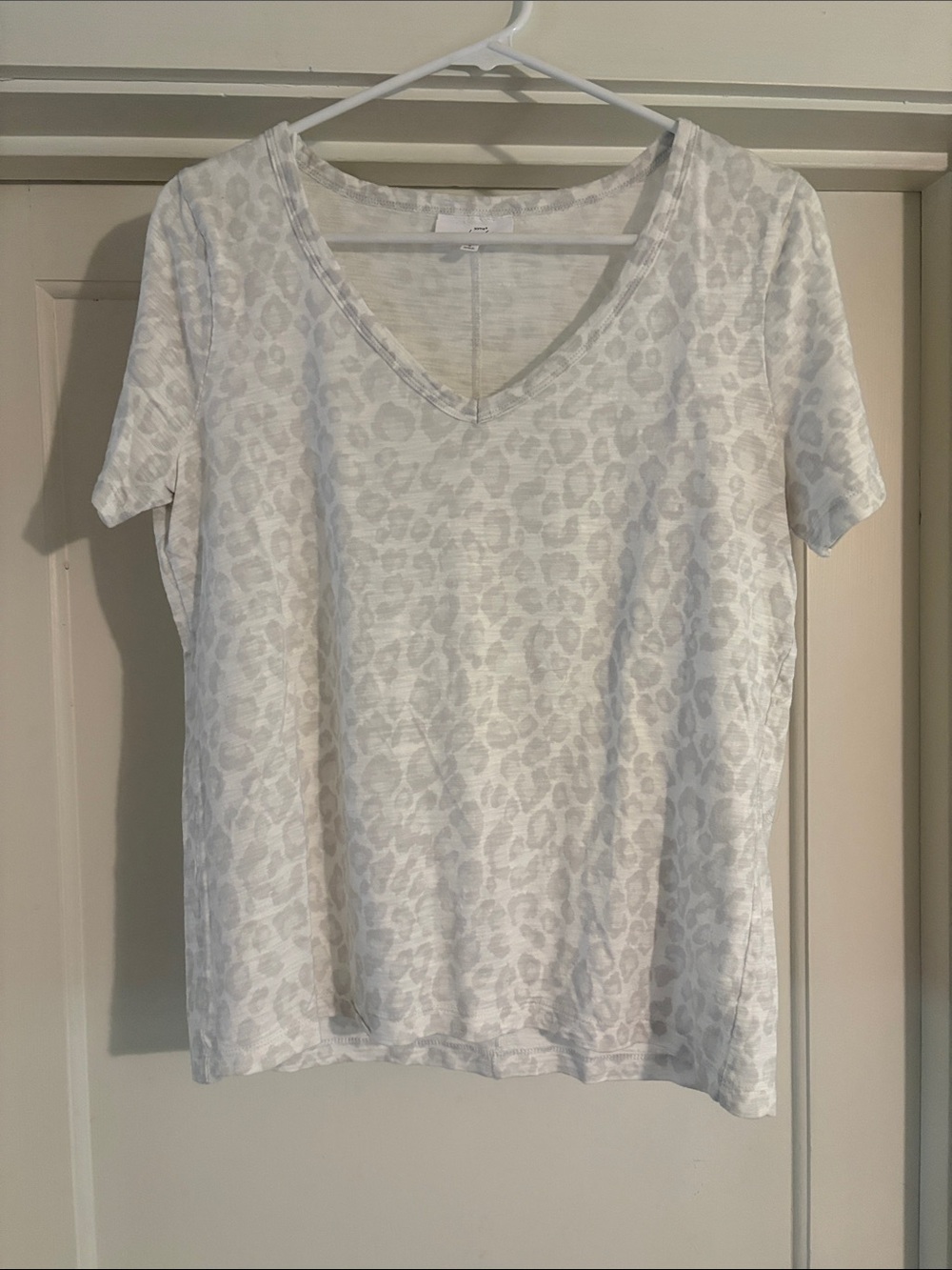 Soma White Light Gray Leopard Print V-Neck Short Sleeve Tee